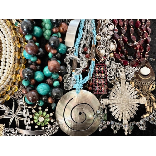 443 - Collection of Quality Costume Jewellery, comprising pearls, chains, brooches, pendants, crystal, etc... 