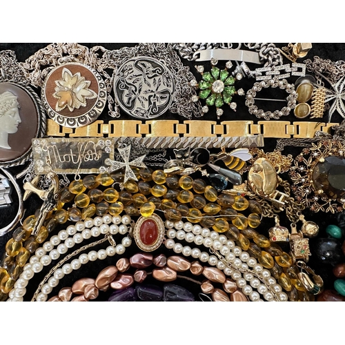 443 - Collection of Quality Costume Jewellery, comprising pearls, chains, brooches, pendants, crystal, etc... 