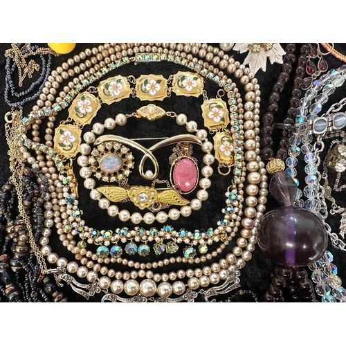 444 - Collection of Quality Costume Jewellery, comprising pearls, chains, brooches, pendants, crystal, etc... 