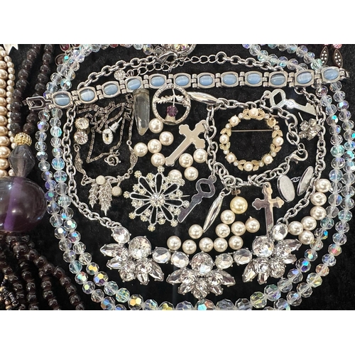 444 - Collection of Quality Costume Jewellery, comprising pearls, chains, brooches, pendants, crystal, etc... 