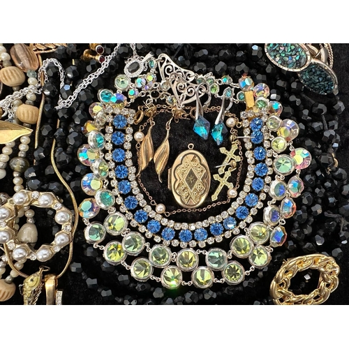 445 - Collection of Quality Costume Jewellery, comprising pearls, chains, brooches, pendants, crystal, etc... 