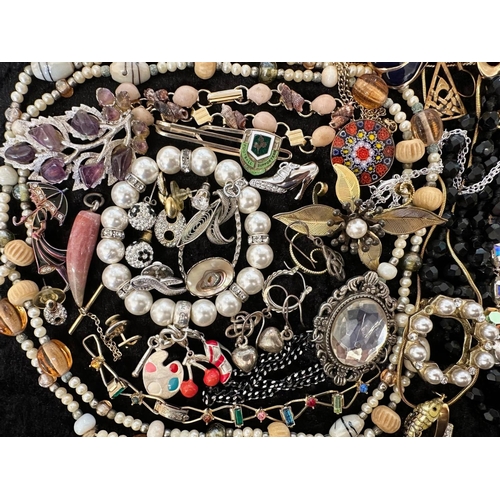 445 - Collection of Quality Costume Jewellery, comprising pearls, chains, brooches, pendants, crystal, etc... 