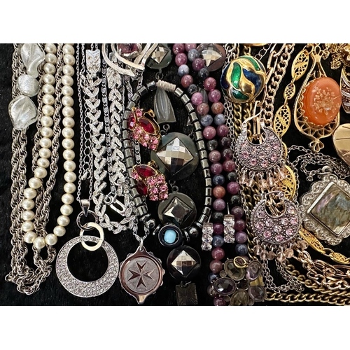 446 - Collection of Quality Costume Jewellery, comprising pearls, chains, brooches, pendants, crystal, etc... 