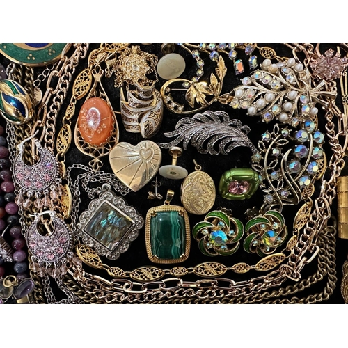 446 - Collection of Quality Costume Jewellery, comprising pearls, chains, brooches, pendants, crystal, etc... 