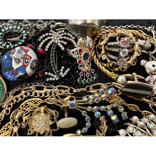 446 - Collection of Quality Costume Jewellery, comprising pearls, chains, brooches, pendants, crystal, etc... 