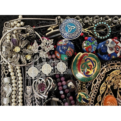 446 - Collection of Quality Costume Jewellery, comprising pearls, chains, brooches, pendants, crystal, etc... 