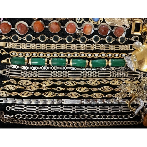 447 - Collection of Quality Costume Jewellery, comprising pearls, chains, brooches, pendants, crystal, etc... 