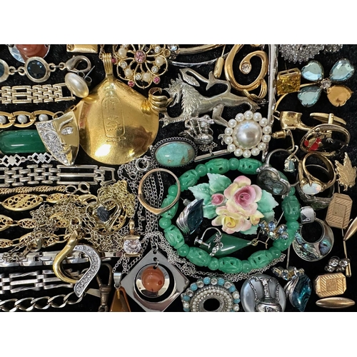 447 - Collection of Quality Costume Jewellery, comprising pearls, chains, brooches, pendants, crystal, etc... 