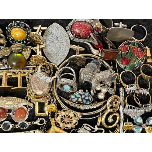 447 - Collection of Quality Costume Jewellery, comprising pearls, chains, brooches, pendants, crystal, etc... 