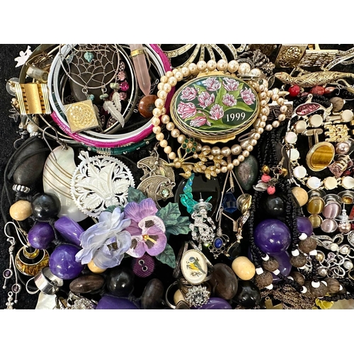 448 - Collection of Quality Costume Jewellery, comprising pearls, chains, brooches, pendants, crystal, etc... 