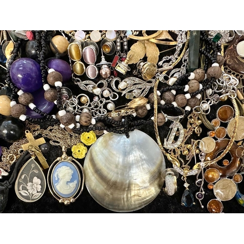 448 - Collection of Quality Costume Jewellery, comprising pearls, chains, brooches, pendants, crystal, etc... 