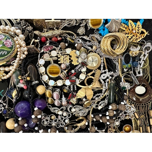 448 - Collection of Quality Costume Jewellery, comprising pearls, chains, brooches, pendants, crystal, etc... 