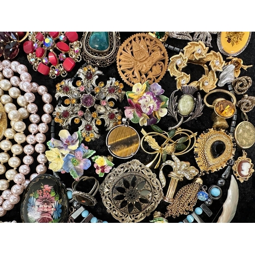 449 - Collection of Quality Costume Jewellery, comprising pearls, chains, brooches, pendants, crystal, etc... 