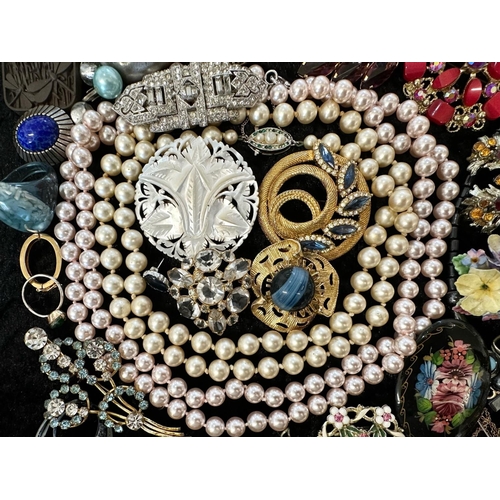 449 - Collection of Quality Costume Jewellery, comprising pearls, chains, brooches, pendants, crystal, etc... 