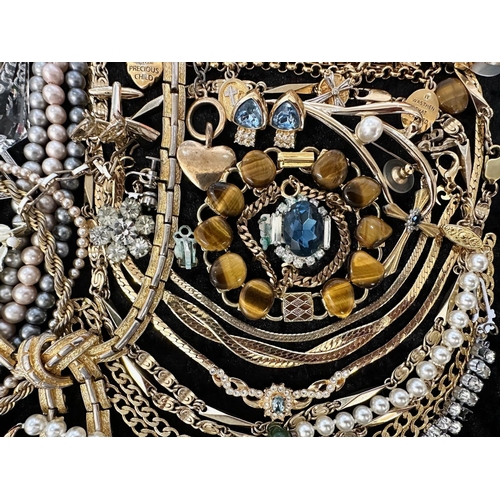 450 - Collection of Quality Costume Jewellery, comprising pearls, chains, brooches, pendants, crystal, etc... 