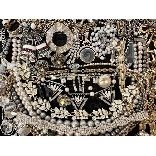 450 - Collection of Quality Costume Jewellery, comprising pearls, chains, brooches, pendants, crystal, etc... 