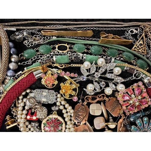 451 - Collection of Quality Costume Jewellery, comprising pearls, chains, brooches, pendants, crystal, etc... 