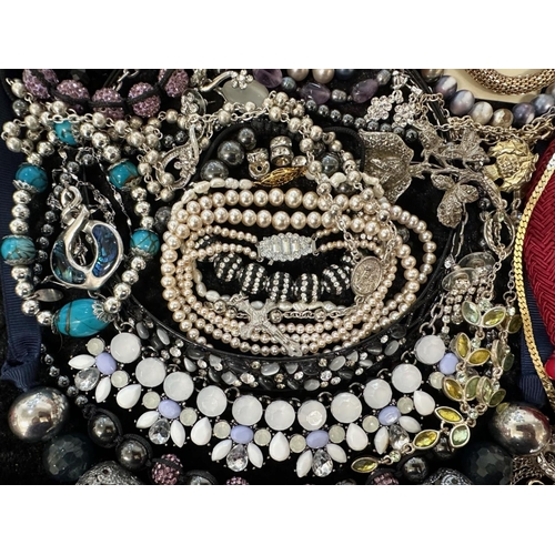 451 - Collection of Quality Costume Jewellery, comprising pearls, chains, brooches, pendants, crystal, etc... 