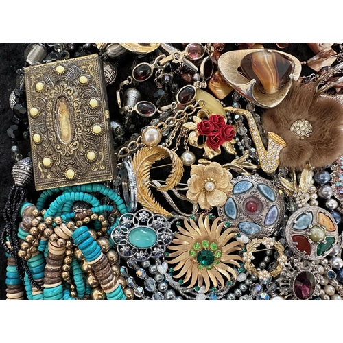 460 - Collection of Quality Costume Jewellery, comprising bangles, beads, pearls, pendants, rings, brooche... 