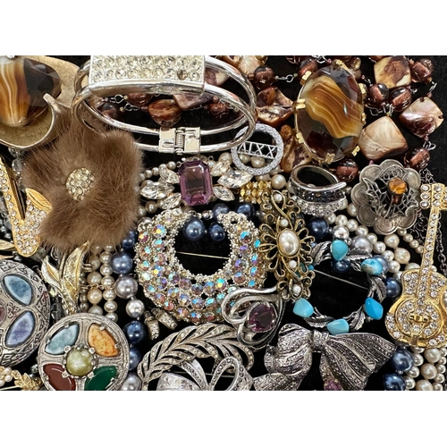 460 - Collection of Quality Costume Jewellery, comprising bangles, beads, pearls, pendants, rings, brooche... 