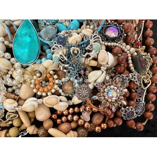 477 - A Collection of Assorted Vintage Costume Jewellery to include pearls, brooches, necklaces, earrings ... 