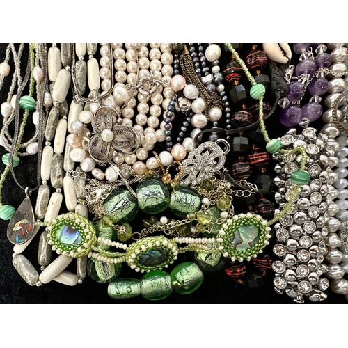 478 - Collection of Quality Costume Jewellery, comprising necklaces, chains, brooches, pendants, crystal, ... 