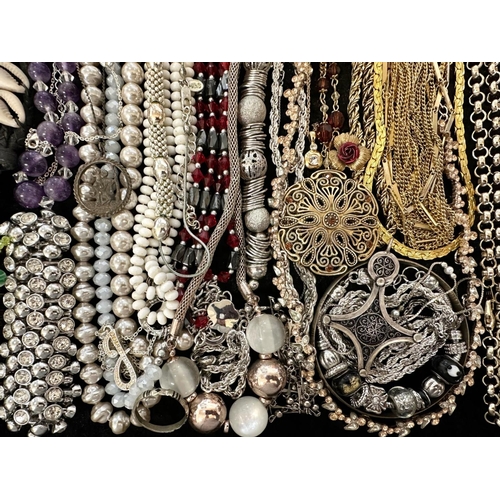 478 - Collection of Quality Costume Jewellery, comprising necklaces, chains, brooches, pendants, crystal, ... 