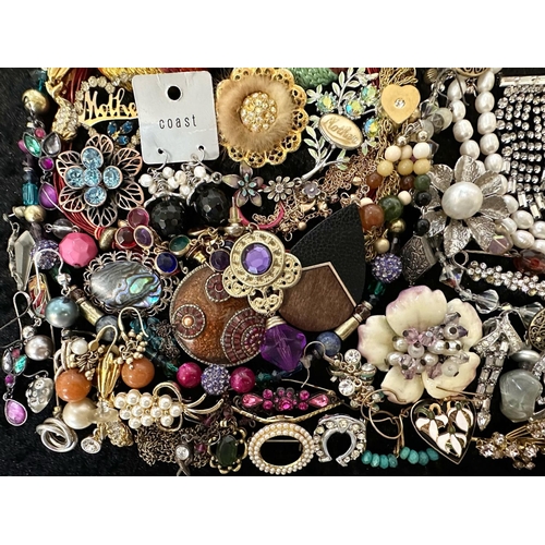 479 - Collection of Quality Costume Jewellery, comprising necklaces, chains, brooches, pendants, crystal, ... 