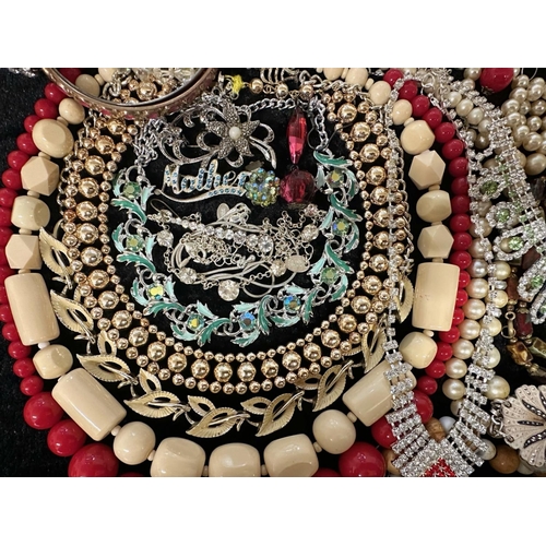 480 - Collection of Quality Costume Jewellery, comprising necklaces, chains, brooches, pendants, crystal, ... 