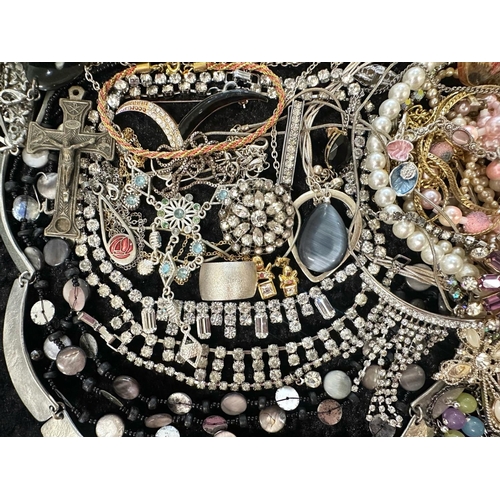 482 - A Collection of Assorted Vintage Costume Jewellery to include beads, brooches, necklaces, earrings e... 