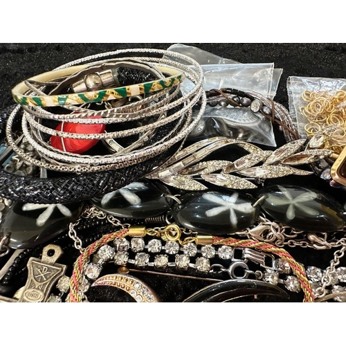 482 - A Collection of Assorted Vintage Costume Jewellery to include beads, brooches, necklaces, earrings e... 