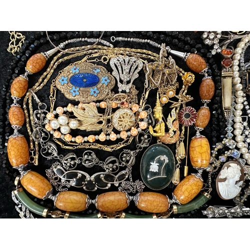 485 - Collection of Quality Costume Jewellery, comprising necklaces, chains, brooches, pendants, crystal, ... 