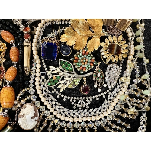 485 - Collection of Quality Costume Jewellery, comprising necklaces, chains, brooches, pendants, crystal, ... 