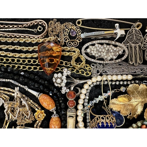 485 - Collection of Quality Costume Jewellery, comprising necklaces, chains, brooches, pendants, crystal, ... 