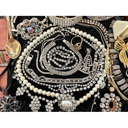 486 - Collection of Quality Costume Jewellery, comprising necklaces, chains, brooches, pendants, crystal, ... 