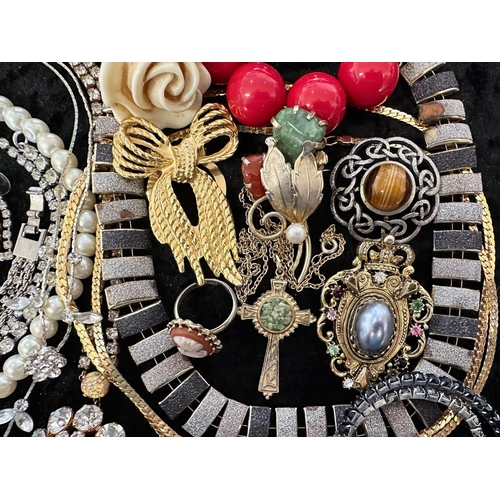 486 - Collection of Quality Costume Jewellery, comprising necklaces, chains, brooches, pendants, crystal, ... 