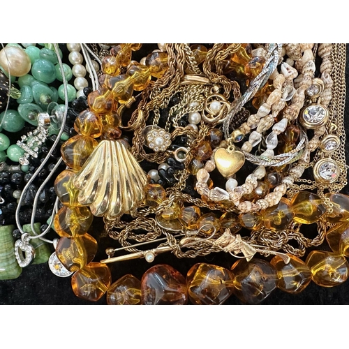 487 - Collection of Quality Costume Jewellery, comprising pearls, chains, brooches, pendants, crystal, etc... 