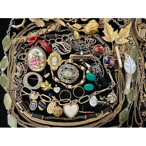 492 - Collection of Vintage Costume Jewellery