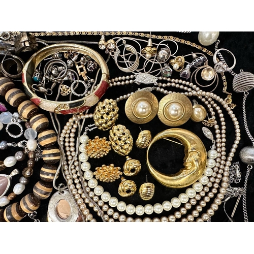 494 - Collection of Vintage Costume Jewellery