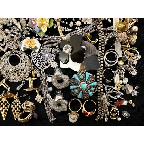 495 - Collection of Vintage Costume Jewellery