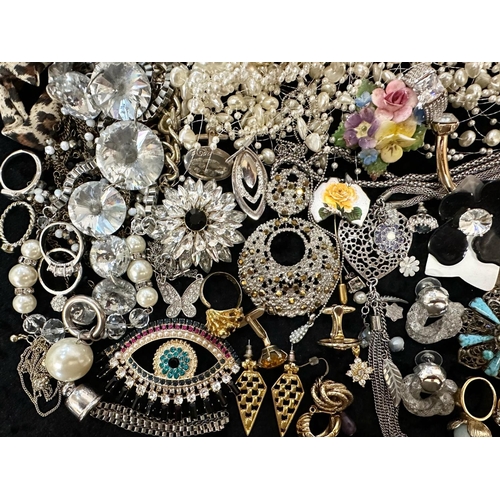 495 - Collection of Vintage Costume Jewellery