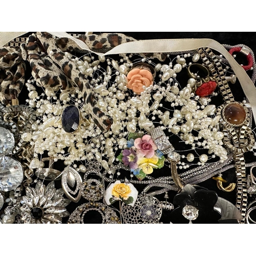 495 - Collection of Vintage Costume Jewellery