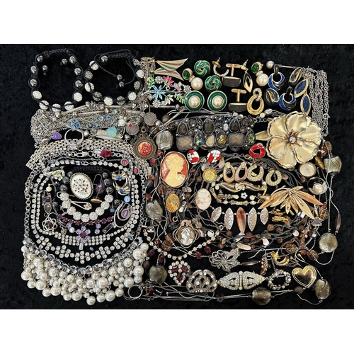 406 - Collection of Quality Costume Jewellery, comprising pearls, chains, beads, bracelets, brooches, ring... 