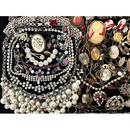 406 - Collection of Quality Costume Jewellery, comprising pearls, chains, beads, bracelets, brooches, ring... 