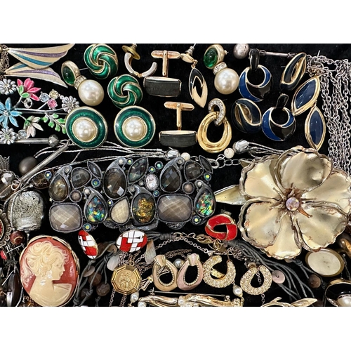 406 - Collection of Quality Costume Jewellery, comprising pearls, chains, beads, bracelets, brooches, ring... 