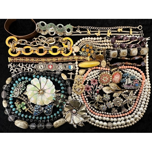 407 - Collection of Quality Costume Jewellery, comprising pearls, chains, beads, bracelets, brooches, ring... 