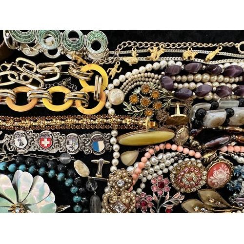 407 - Collection of Quality Costume Jewellery, comprising pearls, chains, beads, bracelets, brooches, ring... 