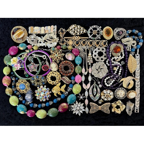 408 - Collection of Quality Costume Jewellery, comprising pearls, chains, beads, bracelets, brooches, ring... 