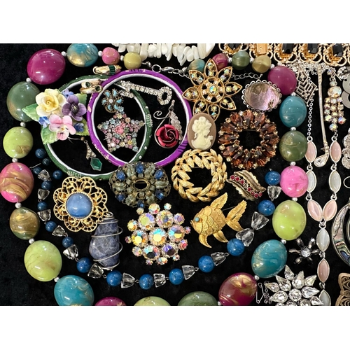 408 - Collection of Quality Costume Jewellery, comprising pearls, chains, beads, bracelets, brooches, ring... 