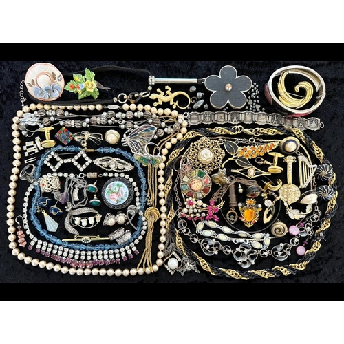 409 - Collection of Quality Costume Jewellery, comprising pearls, chains, beads, bracelets, brooches, ring... 